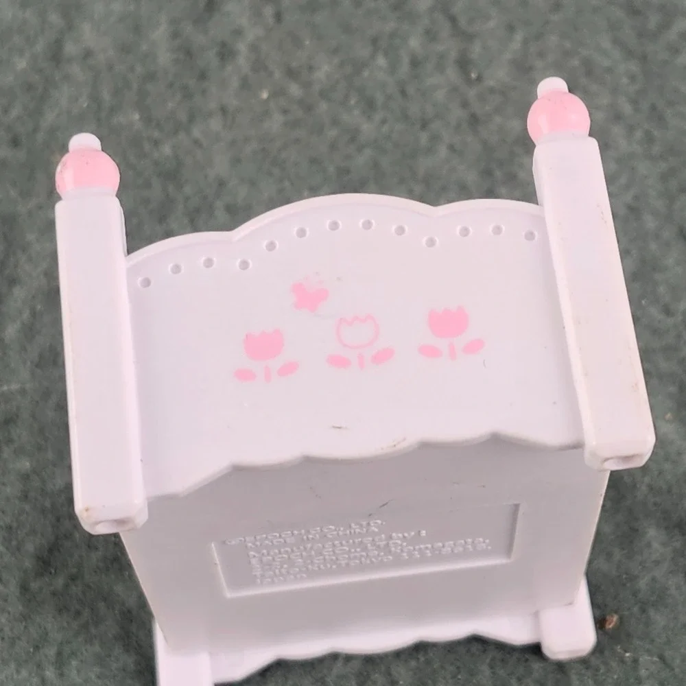 Sylvanian Families Baby Persian Cat & Nursery Uniform Calico Critters Baby Bed